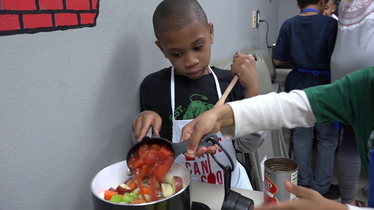 College Volunteers Host “Kids Can Cook”