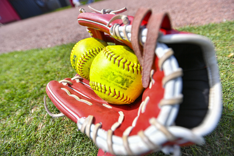 Razorbacks fall short in series against No. 1 Oklahoma