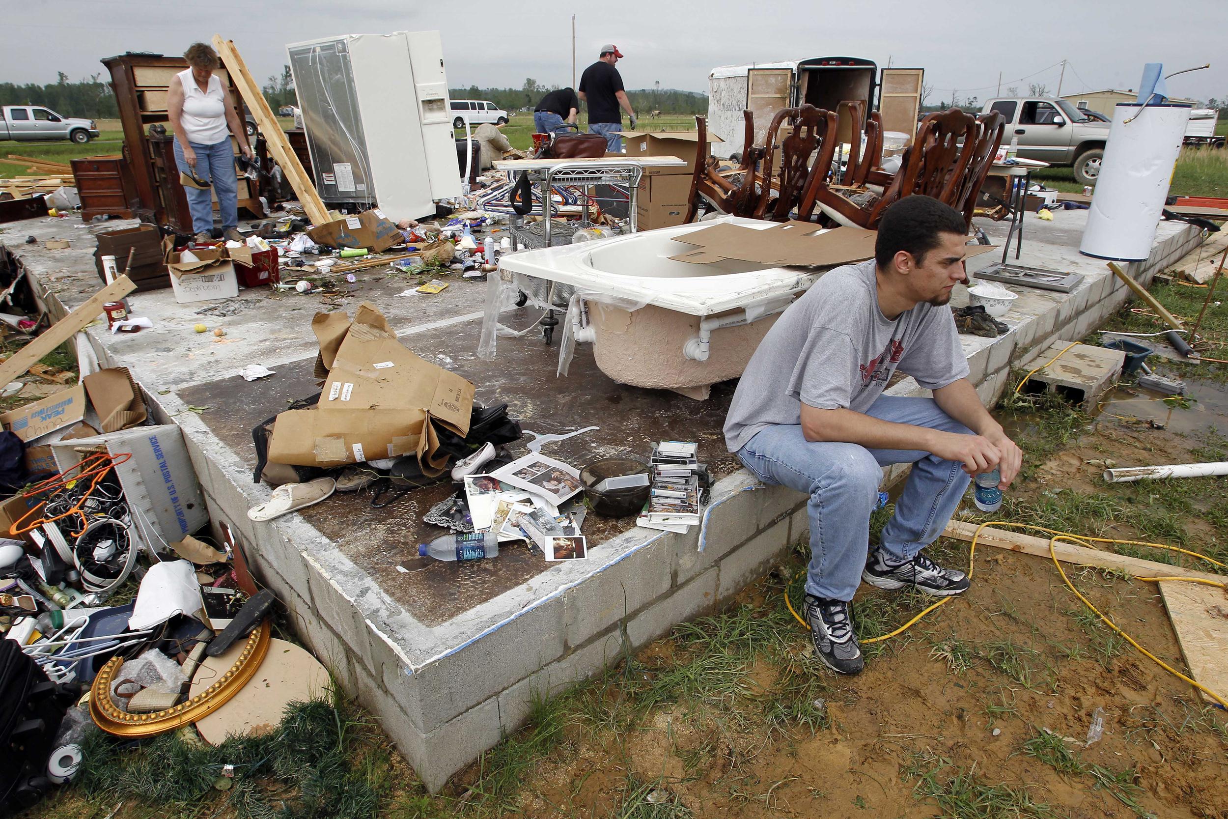 Volunteers Find Memories in Vilonia